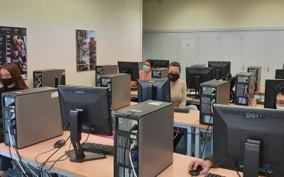 Las fundaciones «la Caixa» y Accenture proporcionan formación digital a 10.000 personas en riesgo de exclusión de toda España