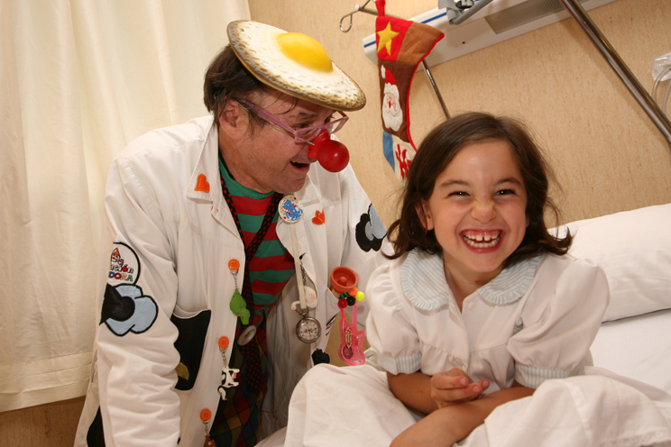 Los Doctores Sonrisa de Fundación Theodora visitan a los niños de la España menos poblada